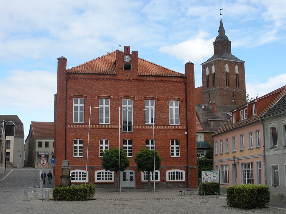 Wintergarten-Fachbetriebe in Altentreptow: Rathaus mit Pfarrkirche – Foto: Bear62 Wintergarten-Fachbetriebe in Altentreptow: Rathaus mit Pfarrkirche