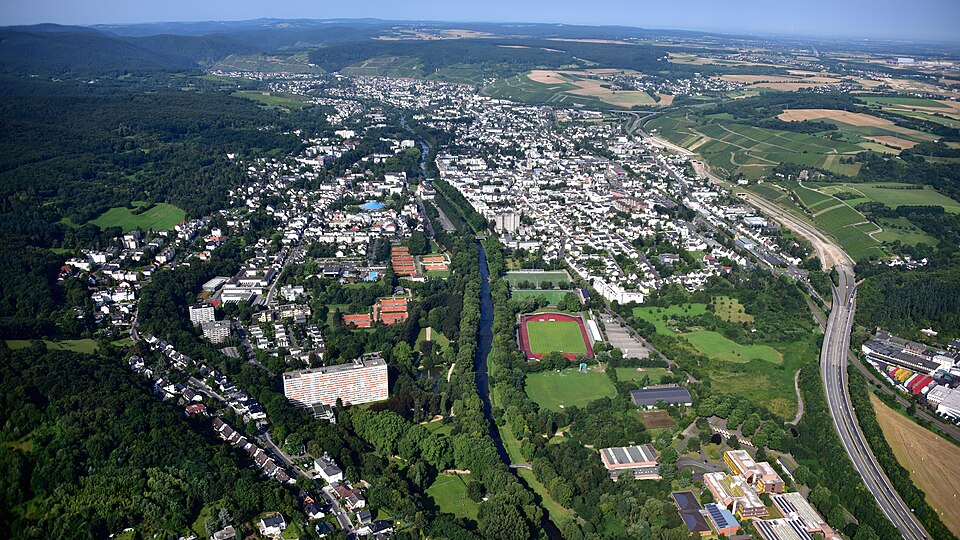 Wintergarten-Fachbetriebe in Bad Neuenahr-Ahrweiler: Stadtansicht – Foto: Wolkenkratzer Wintergarten-Fachbetriebe in Bad Neuenahr-Ahrweiler: Stadtansicht