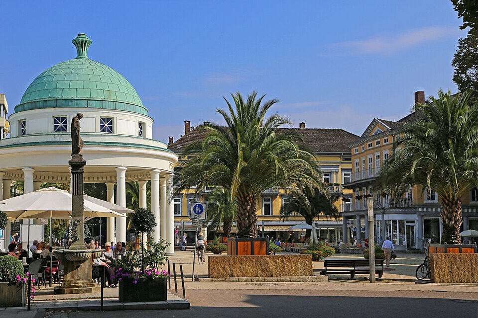 Wintergarten-Fachbetriebe in Bad Pyrmont: Brunnenplatz mit Brunnenhaus – Foto: W. Bulach Wintergarten-Fachbetriebe in Bad Pyrmont: Brunnenplatz mit Brunnenhaus