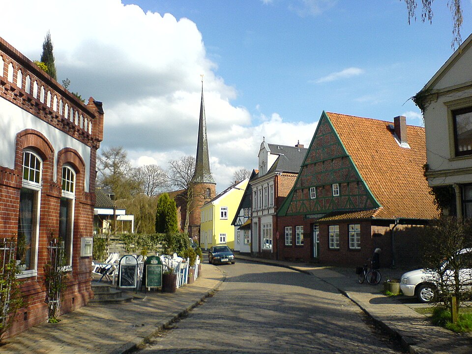 Wintergarten-Fachbetriebe in Barmstedt: Blick zur Kirche – Foto: PodracerHH at German Wikipedia Wintergarten-Fachbetriebe in Barmstedt: Blick zur Kirche