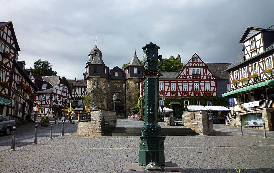 Wintergarten-Fachbetriebe in Braunfels: Marktplatz mit Brunnen und Fachwerkhäusern – Foto: Franzfoto Wintergarten-Fachbetriebe in Braunfels: Marktplatz mit Brunnen und Fachwerkhäusern