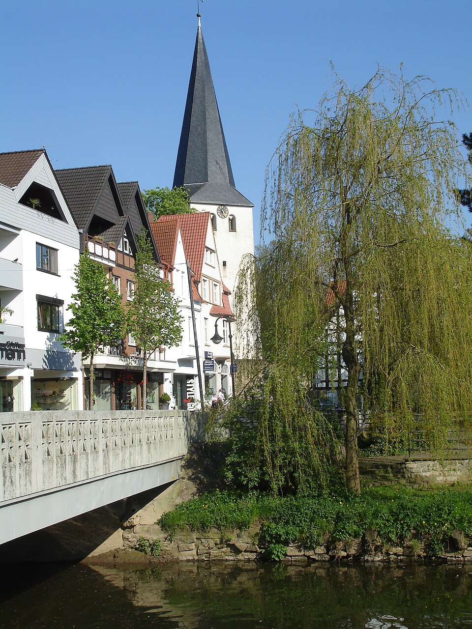 Wintergarten-Fachbetriebe in Bünde: Laurentiuskirche mit Bolldammbrücke – Foto: Arminia1 Wintergarten-Fachbetriebe in Bünde: Laurentiuskirche mit Bolldammbrücke