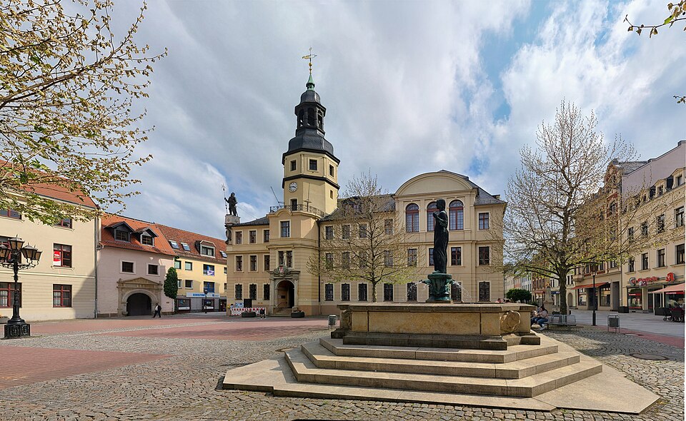 Wintergarten-Fachbetriebe in Crimmitschau: Rathaus mit Brunnen – Foto: Je-str Wintergarten-Fachbetriebe in Crimmitschau: Rathaus mit Brunnen