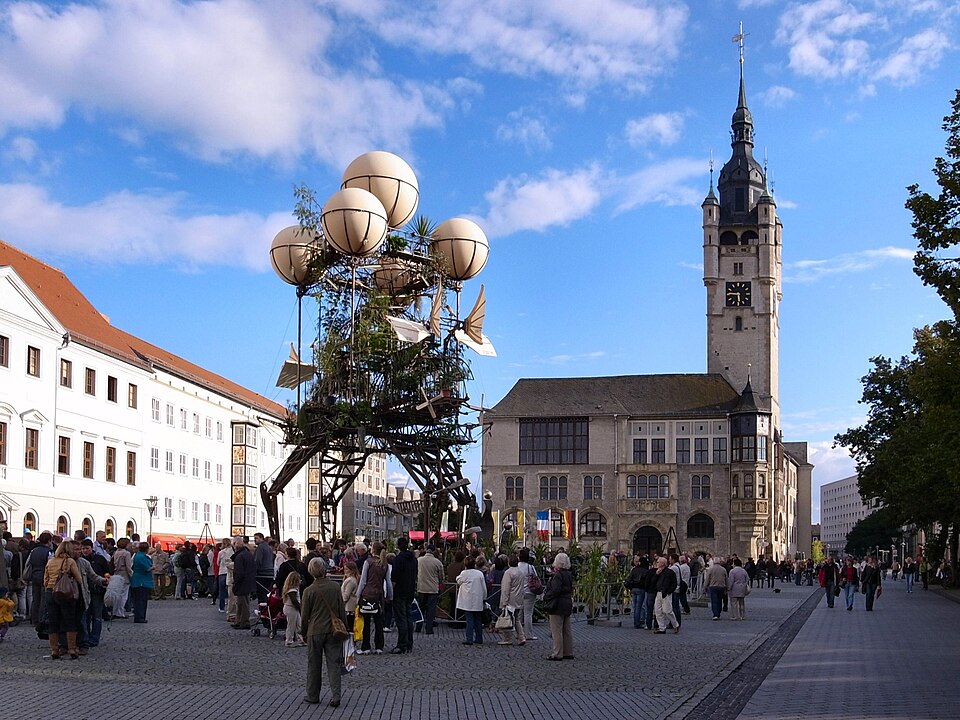 Wintergarten-Fachbetriebe in Dessau-Roßlau: Farbfest Grün,Landung der Aeroflorale II auf dem Marktplatz