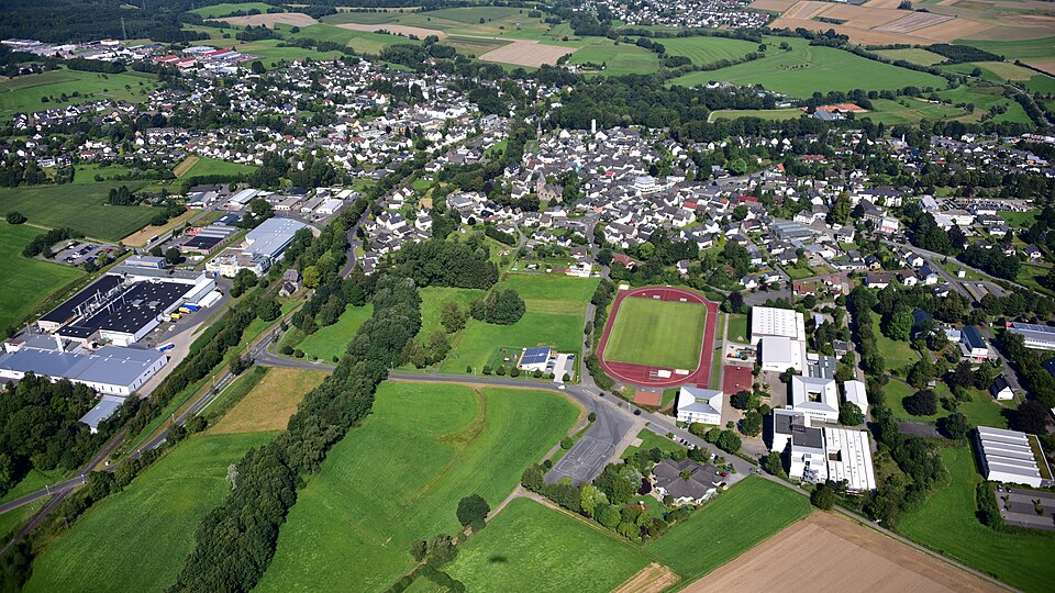 Wintergarten-Fachbetriebe in Dierdorf: Stadtansicht – Foto: Wolkenkratzer Wintergarten-Fachbetriebe in Dierdorf: Stadtansicht