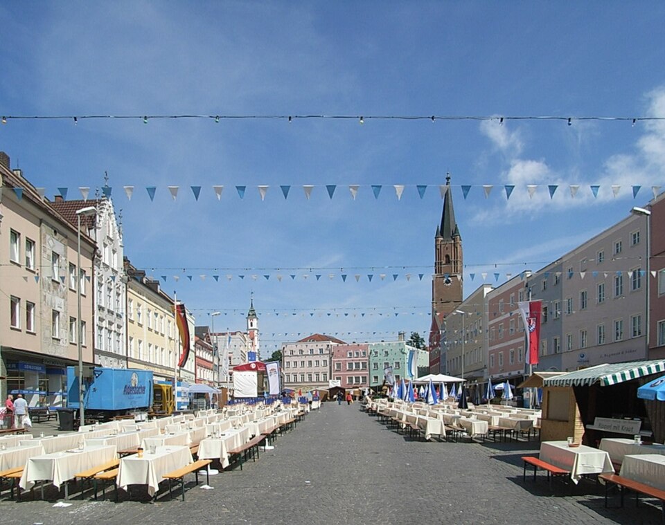 Wintergarten-Fachbetriebe in Eggenfelden: Stadtplatz – Foto: Konrad Lackerbeck Wintergarten-Fachbetriebe in Eggenfelden: Stadtplatz