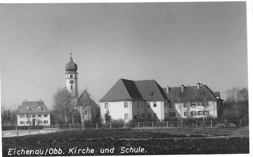 Wintergarten-Fachbetriebe in Eichenau: Schule und Kirche – Foto: unknown postcard Wintergarten-Fachbetriebe in Eichenau: Schule und Kirche