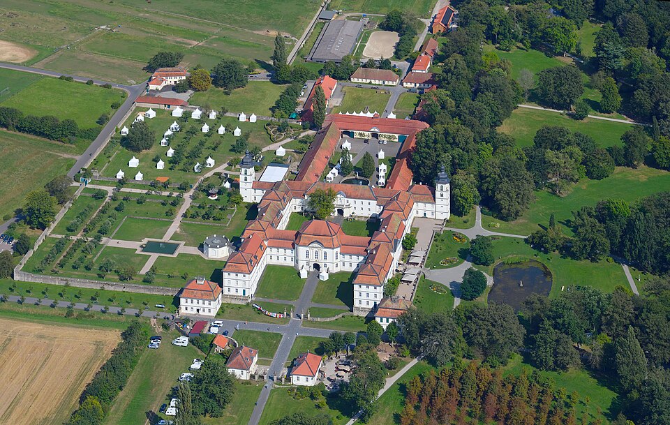 Wintergarten-Fachbetriebe in Eichenzell: Aerial image of Schloss – Foto: Carsten Steger Wintergarten-Fachbetriebe in Eichenzell: Aerial image of Schloss