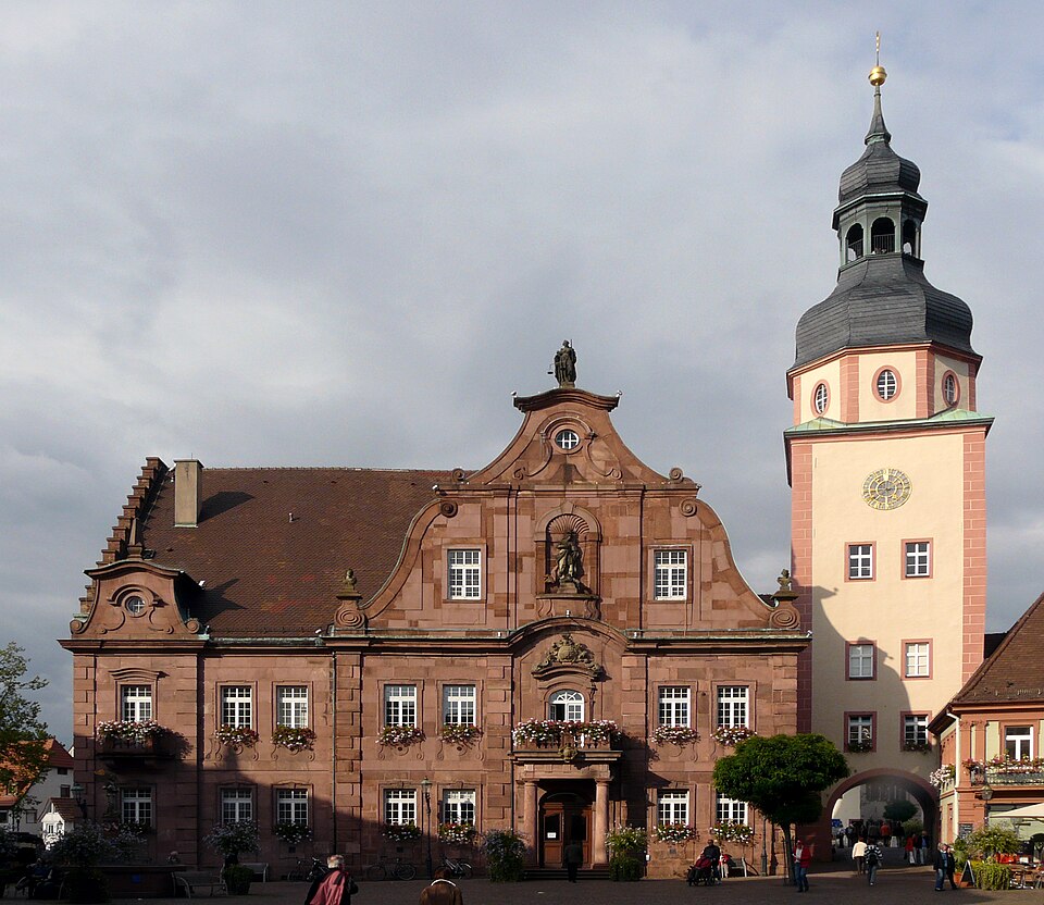 Wintergarten-Fachbetriebe in Ettlingen: Rathaus mit Turm