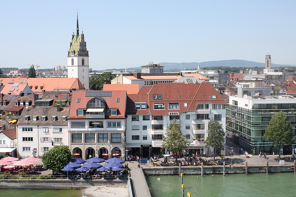 Wintergarten-Fachbetriebe in Friedrichshafen: Blick vom Moleturm auf die Altstadt