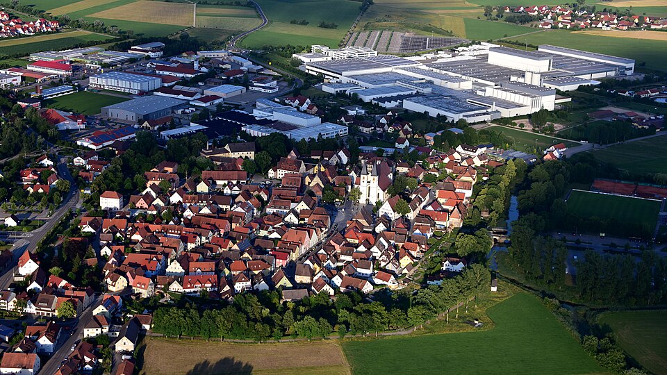 Wintergarten-Fachbetriebe in Herrieden: Stadtansicht – Foto: Wolkenkratzer Wintergarten-Fachbetriebe in Herrieden: Stadtansicht