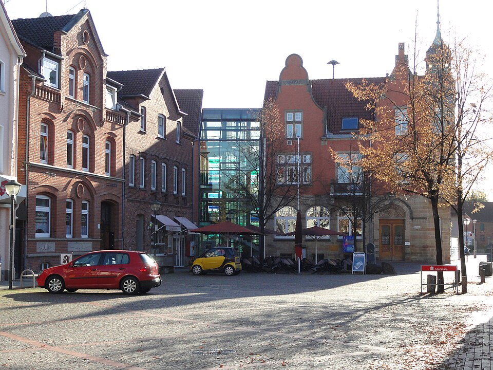 Wintergarten-Fachbetriebe in Hessisch Oldendorf: Marktplatz mit Rathaus