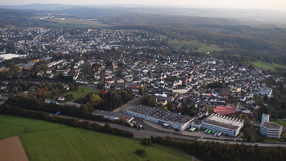 Wintergarten-Fachbetriebe in Höhr-Grenzhausen: Stadtansicht – Foto: Wolkenkratzer Wintergarten-Fachbetriebe in Höhr-Grenzhausen: Stadtansicht