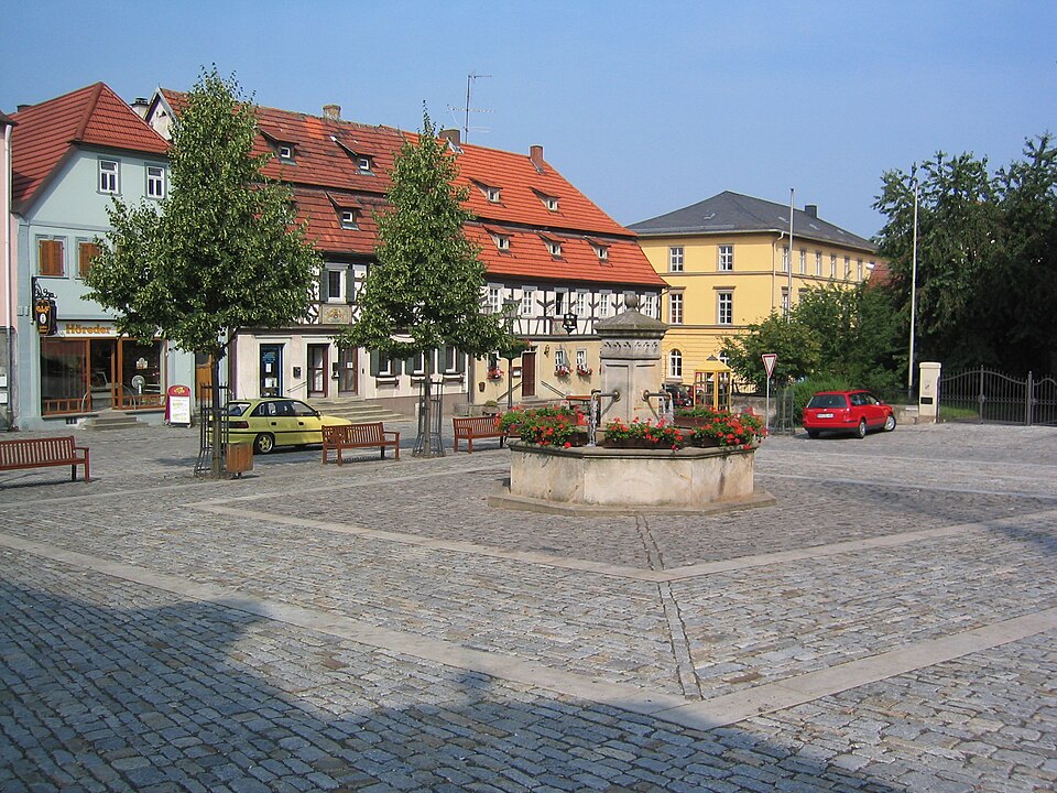 Wintergarten-Fachbetriebe in Hofheim in Unterfranken: Marktplatz – Foto: Wikimedia-Autor Wintergarten-Fachbetriebe in Hofheim in Unterfranken: Marktplatz