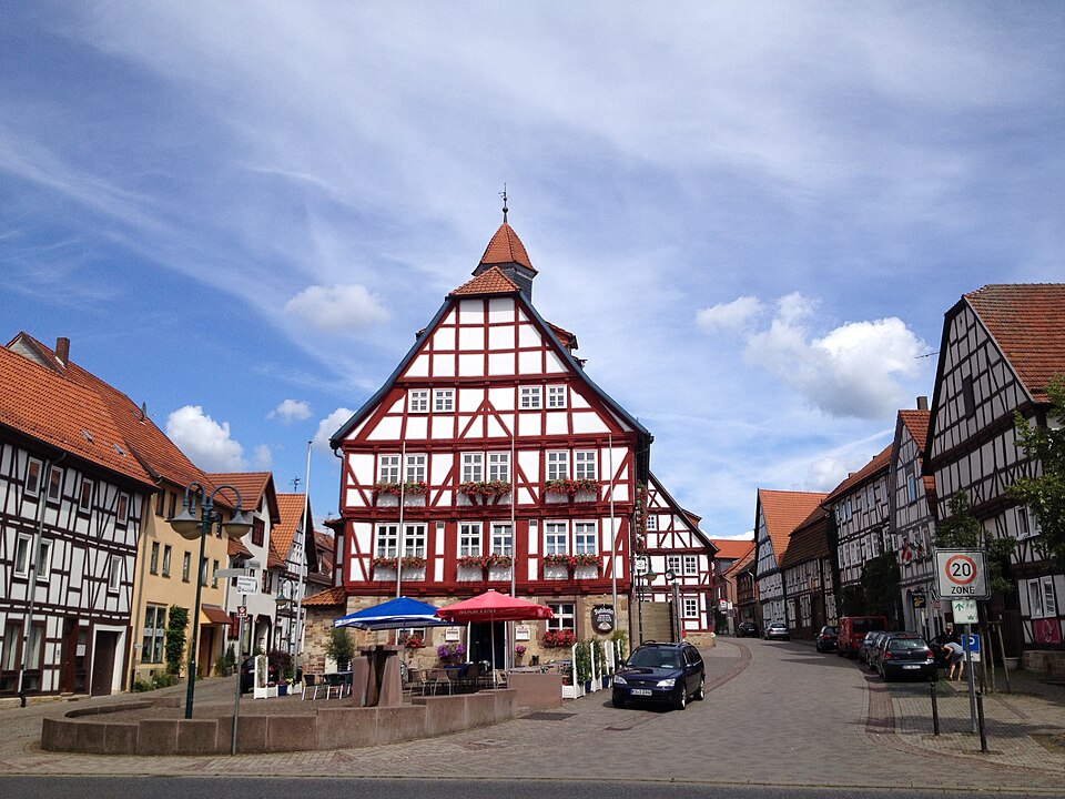 Wintergarten-Fachbetriebe in Immenhausen: Fachwerkrathaus – Foto: Feuermond16 Wintergarten-Fachbetriebe in Immenhausen: Fachwerkrathaus