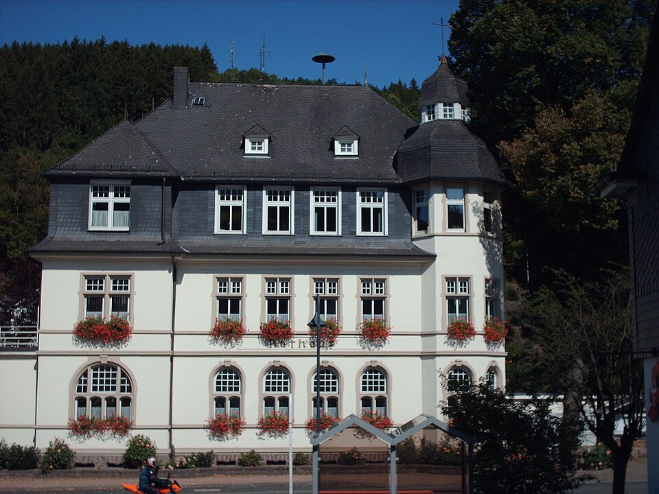 Wintergarten-Fachbetriebe in Kirchhundem: Rathaus – Foto: Stefan Flöper Wintergarten-Fachbetriebe in Kirchhundem: Rathaus