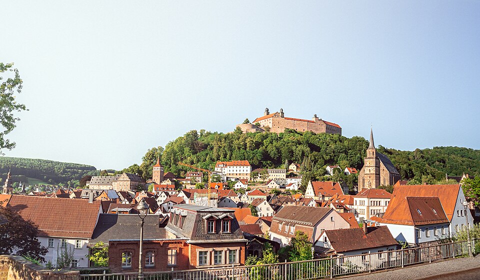Wintergarten-Fachbetriebe in Kulmbach: Blick auf und die Plassenburg, Panorama – Foto: DYVER Wintergarten-Fachbetriebe in Kulmbach: Blick auf und die Plassenburg, Panorama