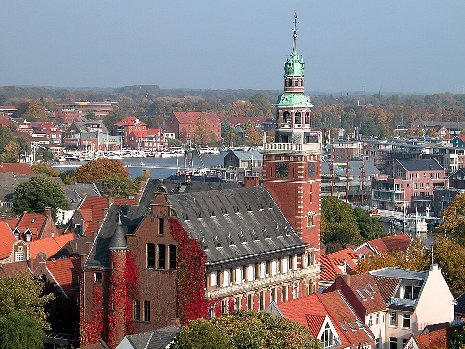 Wintergarten-Fachbetriebe in Leer (Ostfriesland): Leer Rathaus Hafen – Foto: Benutzer:Brunswyk Wintergarten-Fachbetriebe in Leer (Ostfriesland): Leer Rathaus Hafen