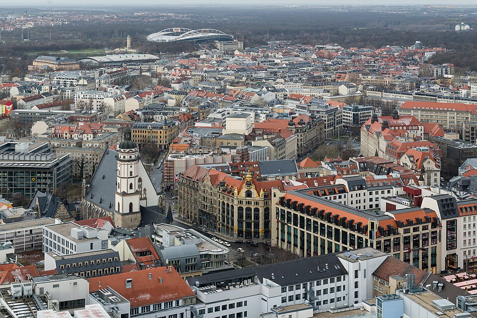 Wintergarten-Fachbetriebe in Leipzig: Innenstadt mit Thomaskirche von Panorama – Foto: Tuxyso Wintergarten-Fachbetriebe in Leipzig: Innenstadt mit Thomaskirche von Panorama