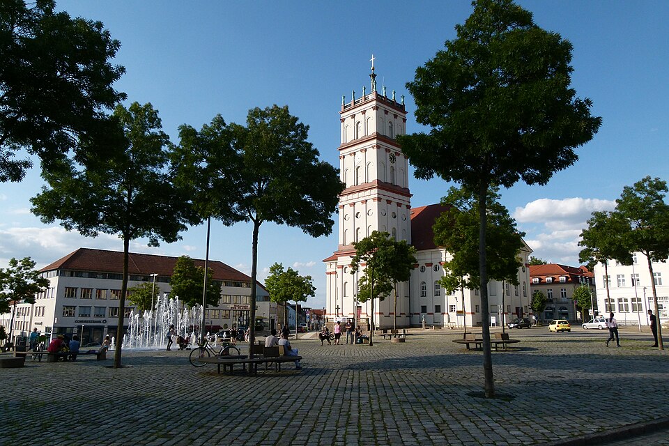 Wintergarten-Fachbetriebe in Neustrelitz: Marktplatz mit Stadtkirche – Foto: Bodow Wintergarten-Fachbetriebe in Neustrelitz: Marktplatz mit Stadtkirche