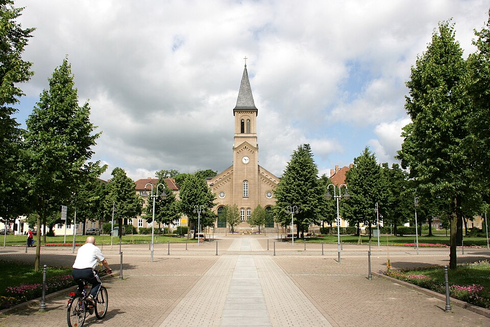 Wintergarten-Fachbetriebe in Niesky: Zinzendorfplatz, Kirche – Foto: Frank Vincentz Wintergarten-Fachbetriebe in Niesky: Zinzendorfplatz, Kirche