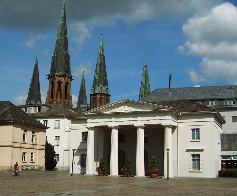 Wintergarten-Fachbetriebe in Oldenburg: Schlosswache mit Lambertikirche – Foto: Marvins21 Wintergarten-Fachbetriebe in Oldenburg: Schlosswache mit Lambertikirche