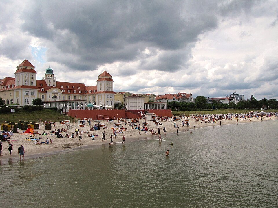 Wintergarten-Fachbetriebe in Ostseebad Binz: Binz strand mit kurhaus – Foto: Dirk Schmidt Wintergarten-Fachbetriebe in Ostseebad Binz: Binz strand mit kurhaus