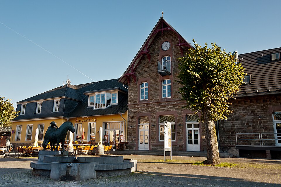 Wintergarten-Fachbetriebe in Overath: Bahnhofsplatz Bahnhof – Foto: CEphoto, Uwe Aranas Wintergarten-Fachbetriebe in Overath: Bahnhofsplatz Bahnhof