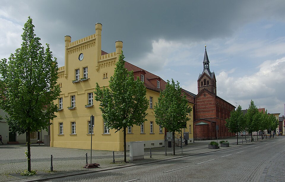 Wintergarten-Fachbetriebe in Peitz: Rathaus und Kirche – Foto: Stefan Fussan Wintergarten-Fachbetriebe in Peitz: Rathaus und Kirche