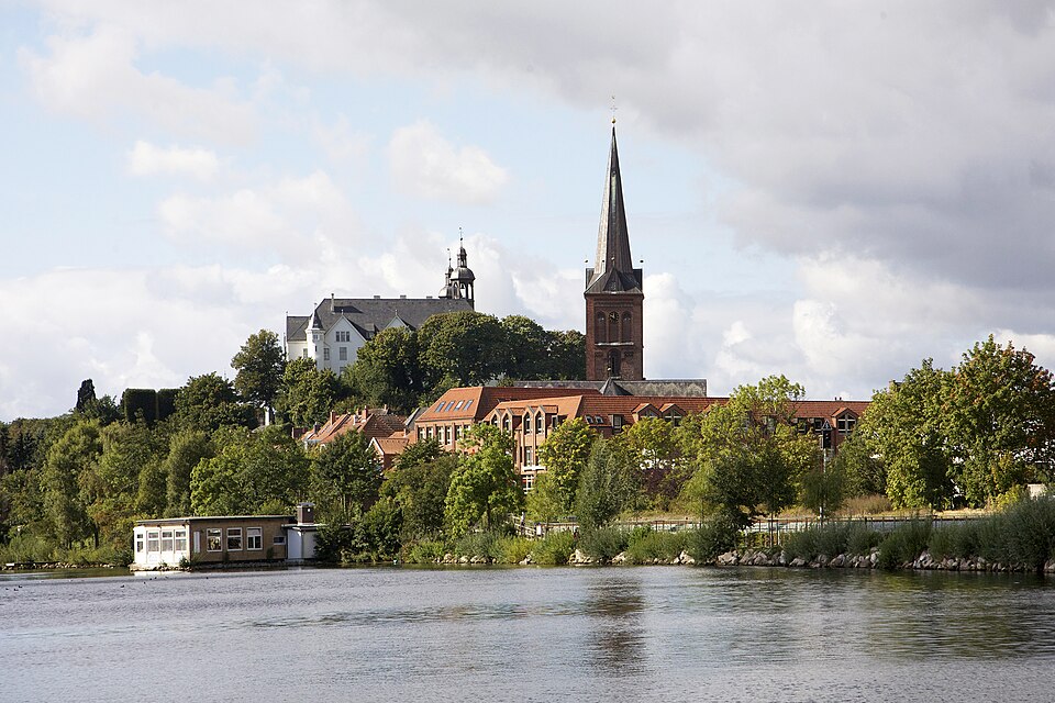 Wintergarten-Fachbetriebe in Plön: Nikolaikirche und Schloss – Foto: W. Bulach Wintergarten-Fachbetriebe in Plön: Nikolaikirche und Schloss
