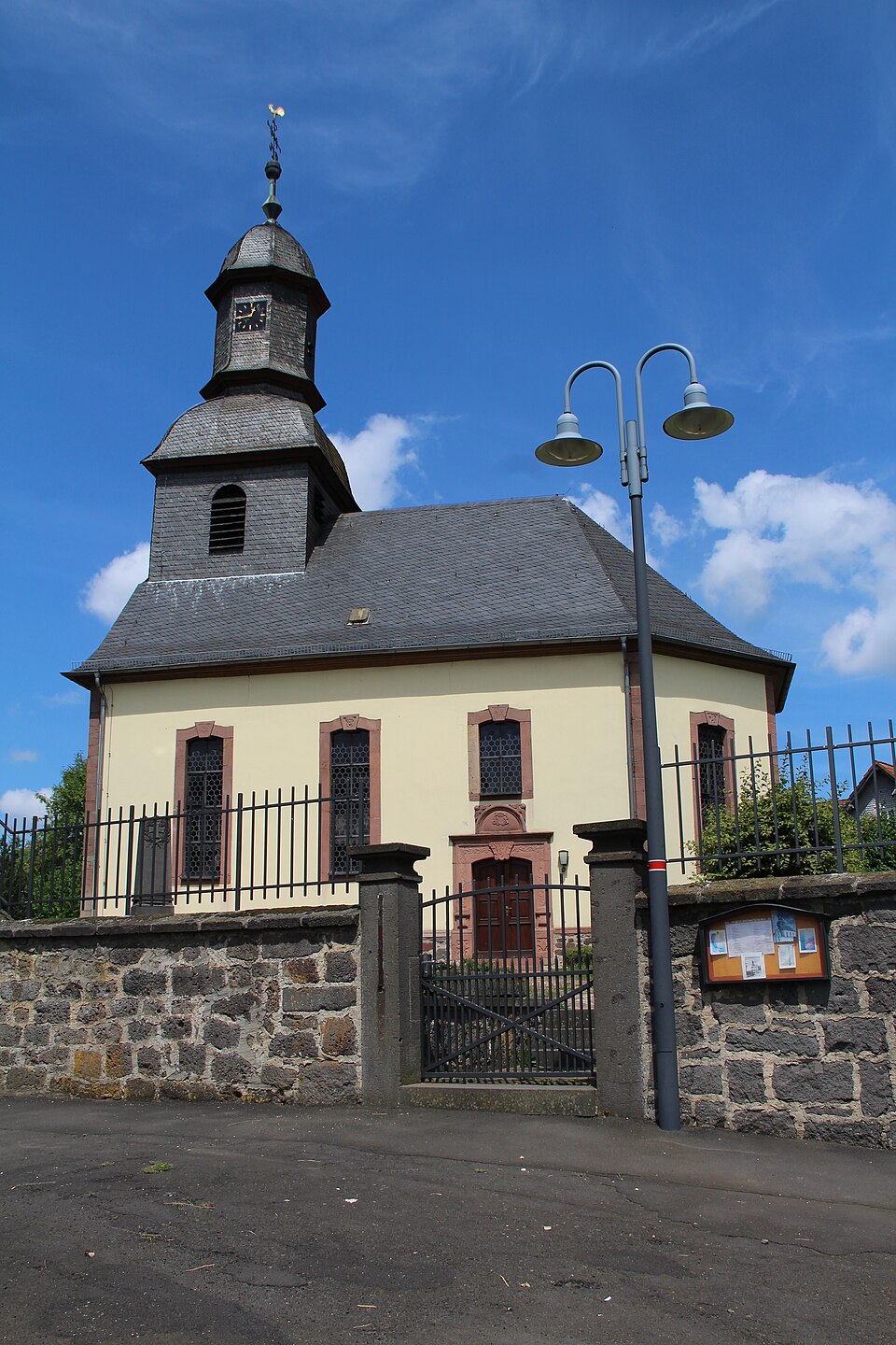 Wintergarten-Fachbetriebe in Rabenau: Evangelische Kirche – Foto: Gerold Rosenberg 11:27, 19 July 2014 Wintergarten-Fachbetriebe in Rabenau: Evangelische Kirche