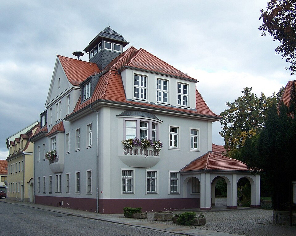 Wintergarten-Fachbetriebe in Radeburg: Rathaus – Foto: X-Weinzar Wintergarten-Fachbetriebe in Radeburg: Rathaus