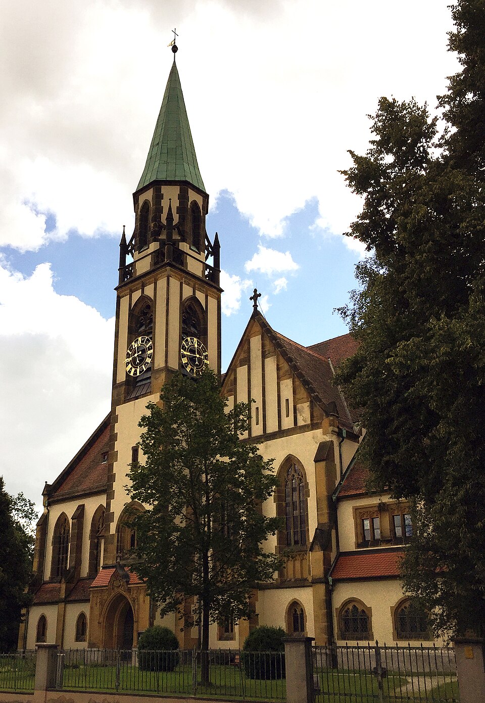 Wintergarten-Fachbetriebe in Röthenbach an der Pegnitz: Heilig-Kreuz-Kirche – Foto: Juehosta Wintergarten-Fachbetriebe in Röthenbach an der Pegnitz: Heilig-Kreuz-Kirche
