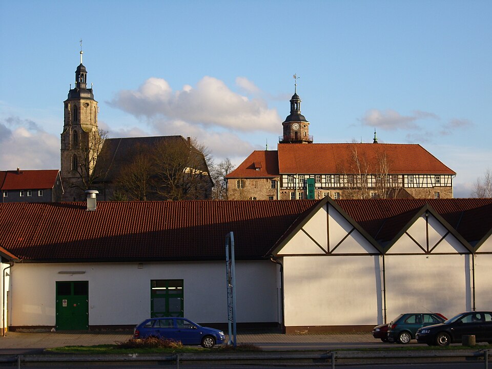 Wintergarten-Fachbetriebe in Schleusingen: Bertholdsburg & Johanniskirche – Foto: Besserwisser1791 at German Wikipedia Wintergarten-Fachbetriebe in Schleusingen: Bertholdsburg & Johanniskirche