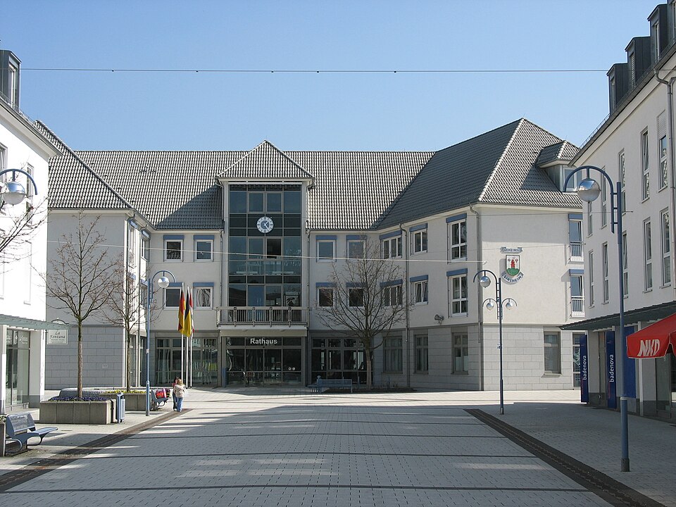 Wintergarten-Fachbetriebe in Sinzheim: Dorfplatz und Rathaus