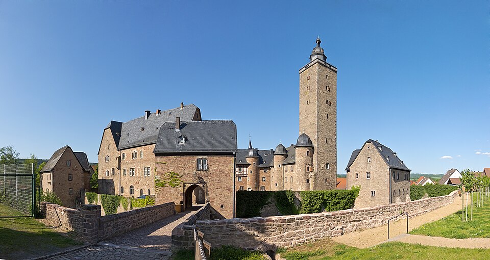 Wintergarten-Fachbetriebe in Steinau an der Straße: Schloss Panorama – Foto: Fotografien von Rainer Lippert, zusammengefügt von mir, Grand-Duc Wintergarten-Fachbetriebe in Steinau an der Straße: Schloss Panorama