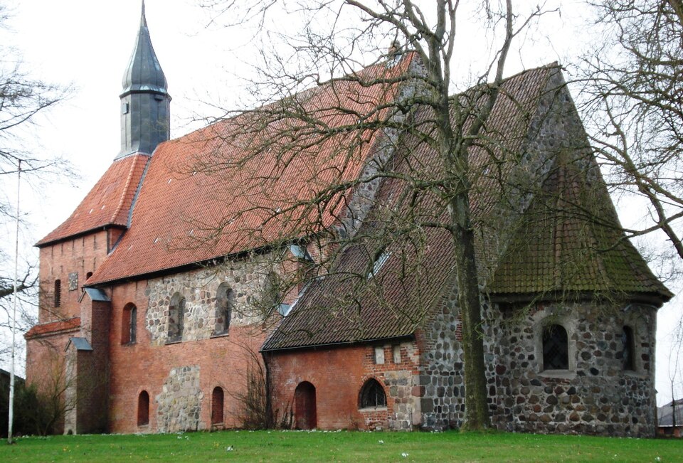Wintergarten-Fachbetriebe in Süsel: Feldsteinkirche – Foto: Genet at German Wikipedia Wintergarten-Fachbetriebe in Süsel: Feldsteinkirche