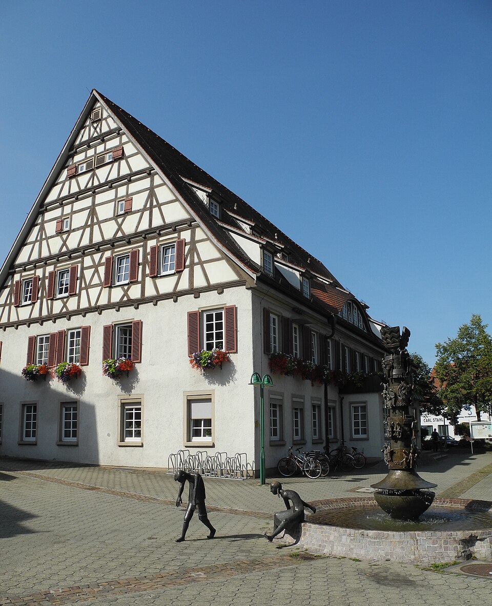 Wintergarten-Fachbetriebe in Süßen: Rathaus ab Fachwerk, mit Brunnen