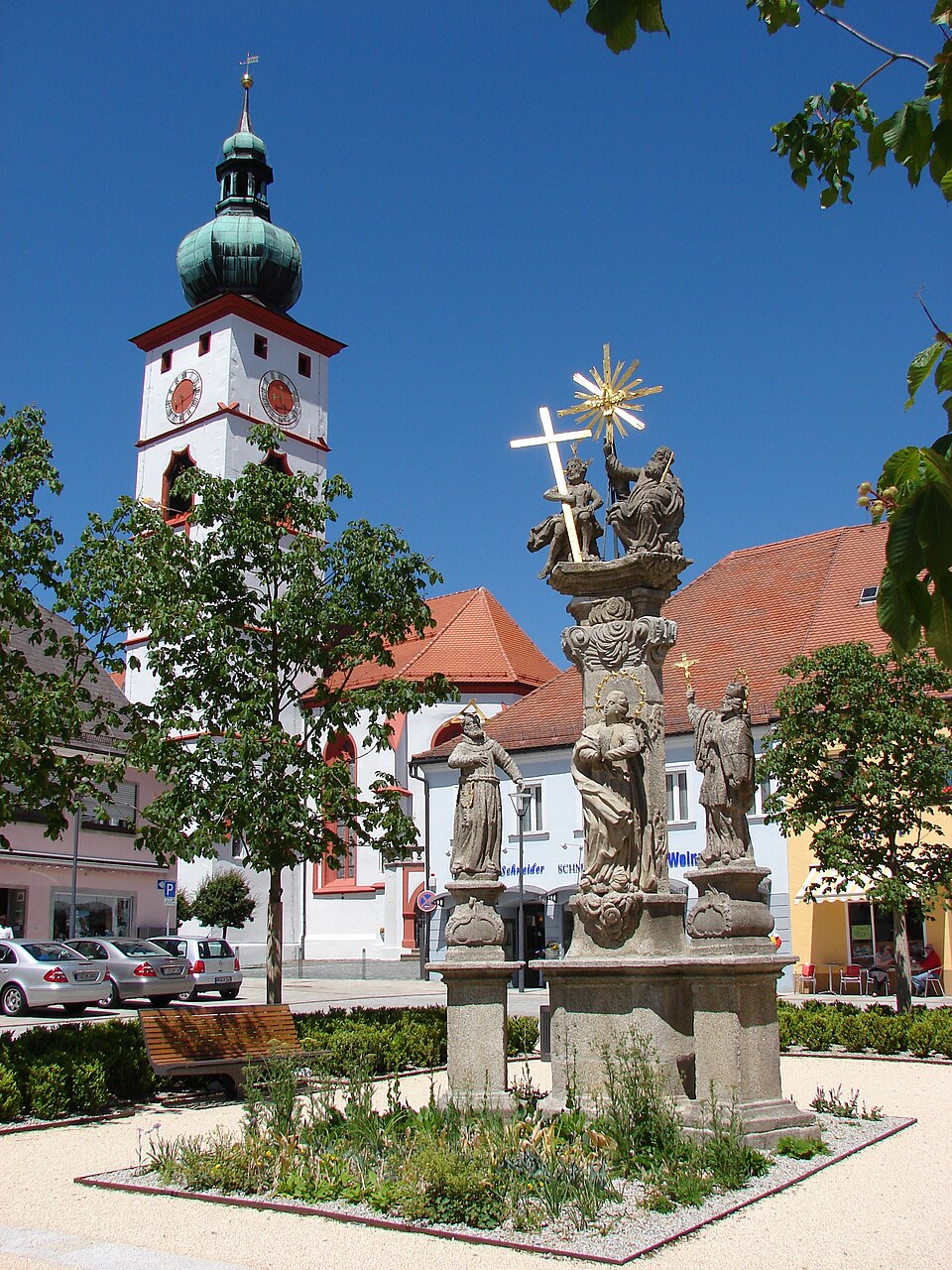 Wintergarten-Fachbetriebe in Tirschenreuth: Dreifaltigkeits-Säule auf dem Tirschenreuter Marktplatz – Foto: Tpilz Wintergarten-Fachbetriebe in Tirschenreuth: Dreifaltigkeits-Säule auf dem Tirschenreuter Marktplatz