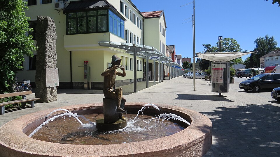 Wintergarten-Fachbetriebe in Traunreut: Rathausbrunnen – Foto: Flodur63 Wintergarten-Fachbetriebe in Traunreut: Rathausbrunnen