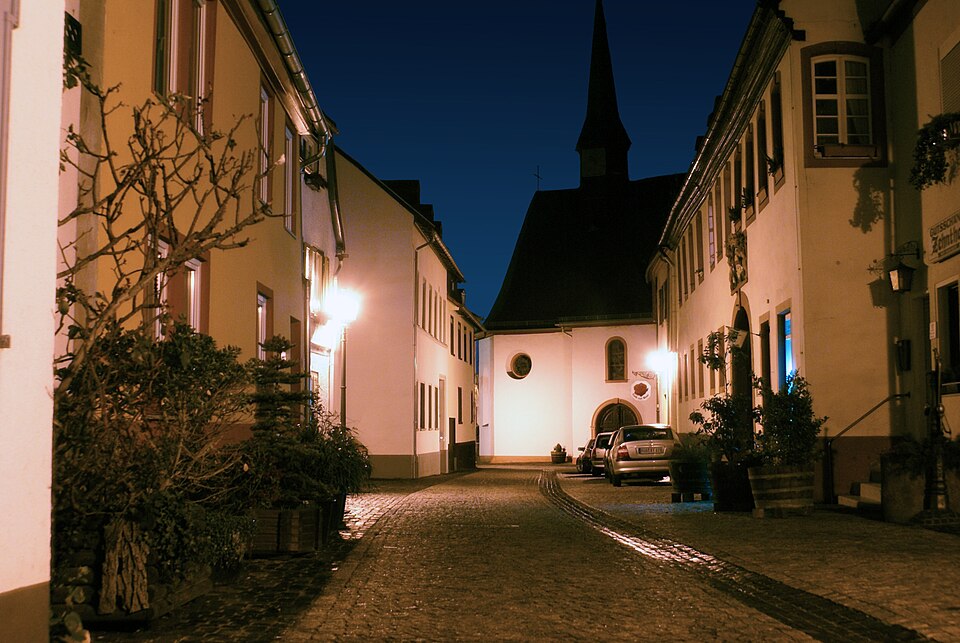 Wintergarten-Fachbetriebe in Walluf: Stadtansicht – Foto: Schwege at German Wikipedia Wintergarten-Fachbetriebe in Walluf: Stadtansicht